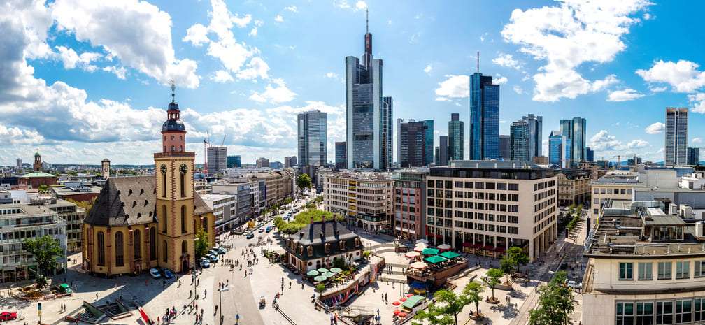 Die Skyline von Frankfurt tagsbüer