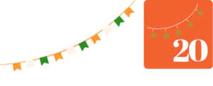 Indische Wimpelflaggen auf weißem Hintergrund. Rechts davon ein orangenes Quadrat mit einer weißen Zwanzig als Zahl und viele grüne Sternen an einer Schnur hängend