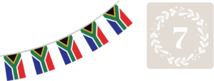 Südafrikanische Wimpelflaggen auf weißem Hintergrund. Daneben ein cremefarbenes Quadrat mit einer weißen Sieben als Zahl, die von einem weißen Lorbeerkranz umringt wird