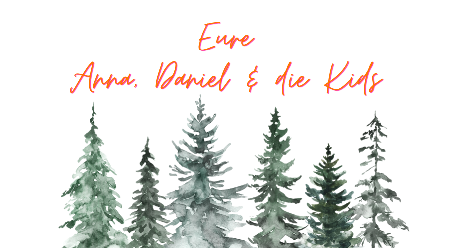 Sechs verschneite Tannenbäume in einer Reihe. Darüber ein Schriftzug in Orange mit Eure Anna, Daniel & die Kids