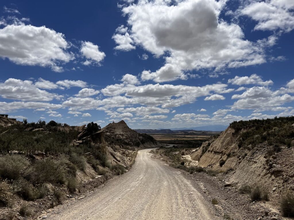 Straße in der Halbwüste Spaniens. Links und Rechts Steinberge