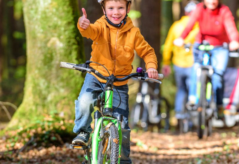 Kind auf Fahrrad in der Natur