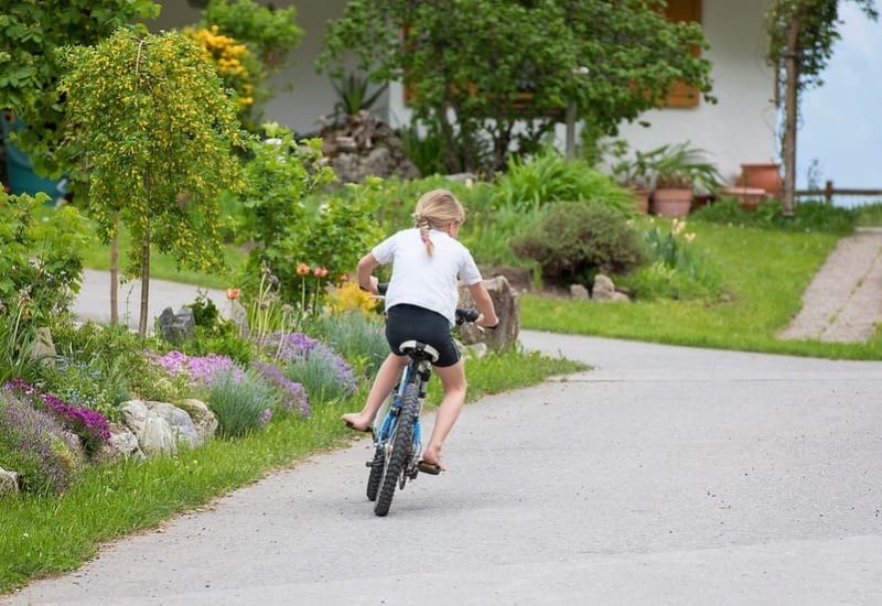 Kinderfahrrad auf der Straße